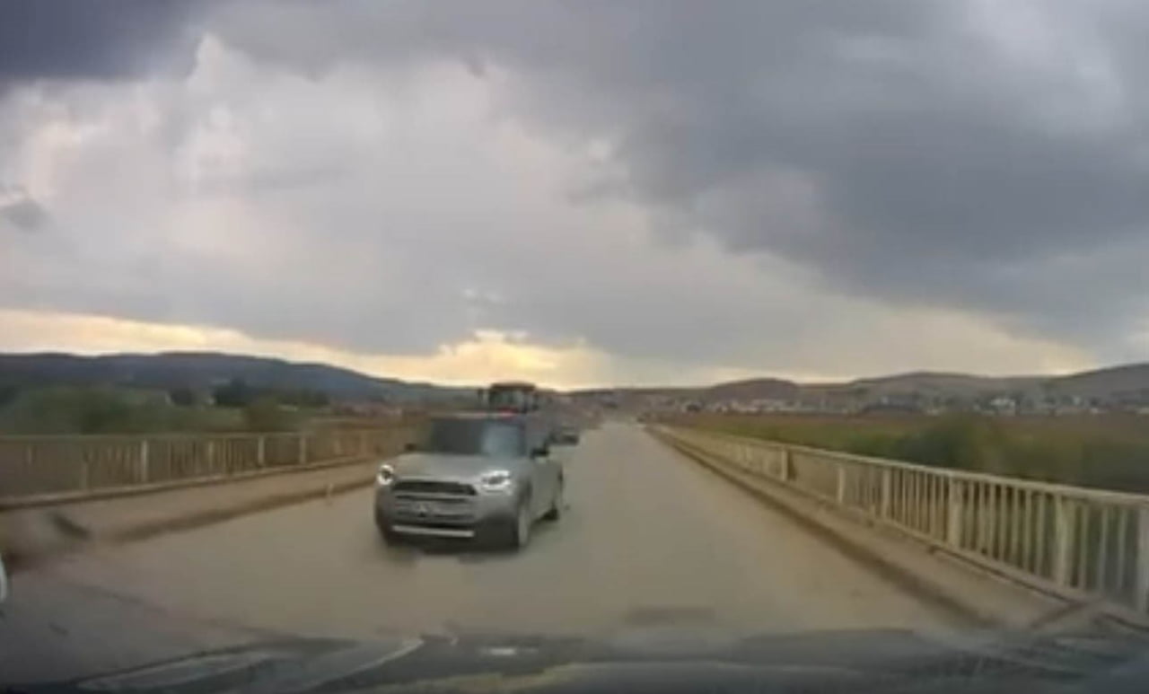 SİVAS’TA HATALI SOLLAMA YAPAN BİR SÜRÜCÜ, KARŞI YÖNDEN GELEN OTOMOBİLLE ÇARPIŞMAKTAN SON ANDA...
