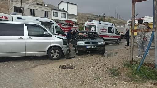 Sivas’ta iki araç çarpıştı, 4 kişi yaralandı