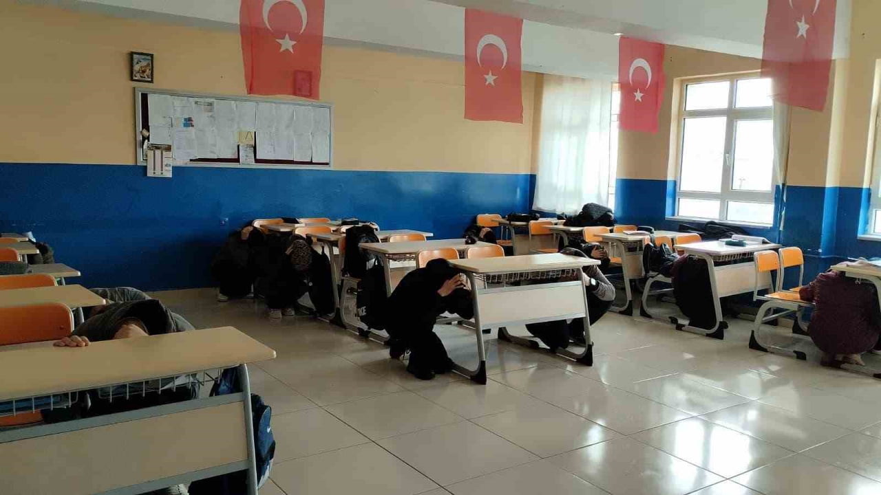 SİVAS’TA TÜM OKULLARDA DEPREM TATBİKATI GERÇEKLEŞTİRİLDİ