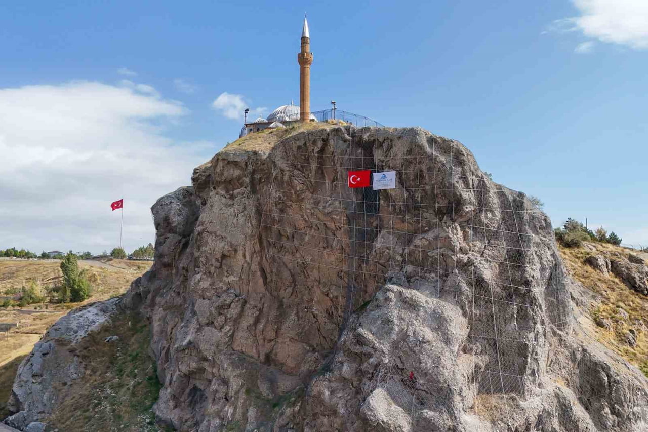 SİVAS’TA YUKARI TEKKE MEZARLIĞINDA BULUNAN ABDULVAHABİ GAZİ TÜRBESİ VE CAMİ ÇEVRESİNDE BAŞLATILAN...