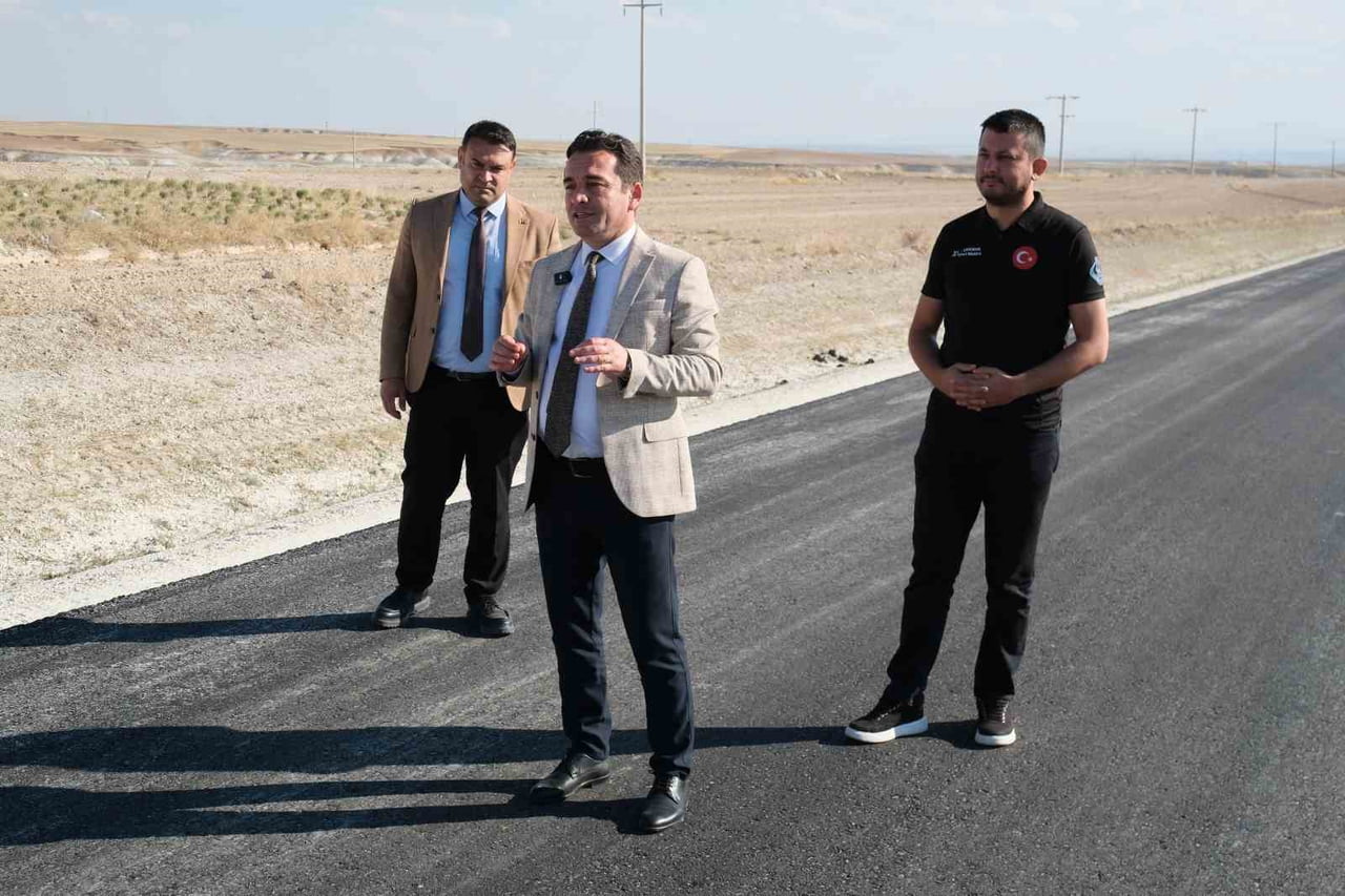 SİVRİHİSAR İLE KONYA’NIN ÇELTİK İLÇESİ ARASINDAKİ BAĞLANTI YOLUNDA ASFALTLAMA ÇALIŞMALARI HIZ...