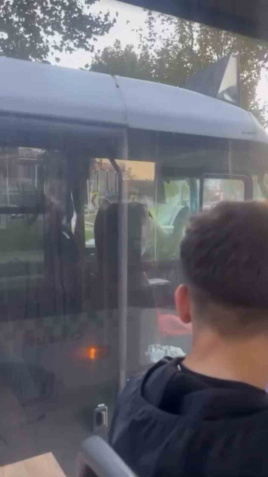 ŞOFÖRLER ARASINDA YOL TARTIŞMASI KAMERADA
