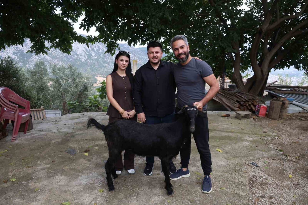 (SOL BAŞTAN)CENNET KAYADELEN İLE KEMAL KARAKÖSE ÇİFTİ, İLYAS BEYDİLLİ.