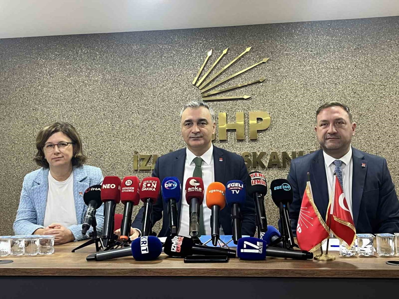 SOLDAN SAĞA: CHP YÜKSEK DİSİPLİN KURULU ÜYESİ EBRU OKAY, CHP PARTİ SÖZCÜSÜ VE YEREL YÖNETİMLERDEN...