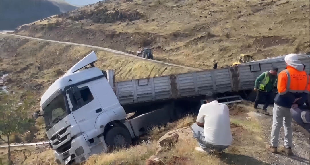 SOLHAN’DA MALZEME YÜKLÜ TIR UÇURUM KENARINDA ASKIDA KALDI