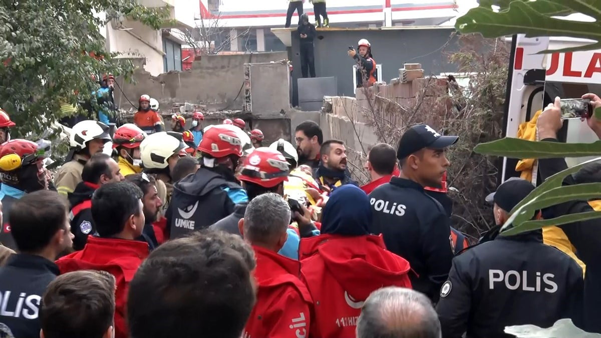 ŞU ANA KADAR ENKAZDAN 5 VATANDAŞ SAĞ OLARAK ÇIKARILDI
