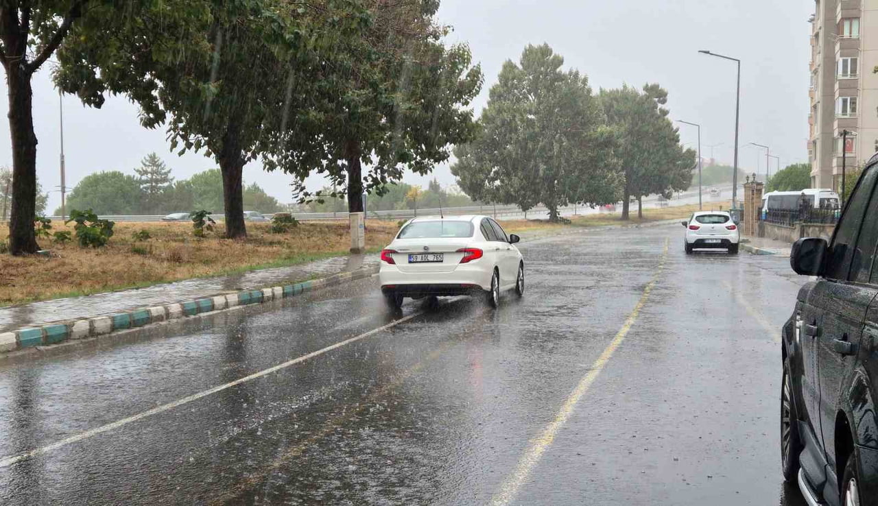 SÜLEYMANPAŞA İLÇESİNDE ÖĞLEDEN SONRA SAĞANAK YAĞIŞ ETKİLİ OLDU.