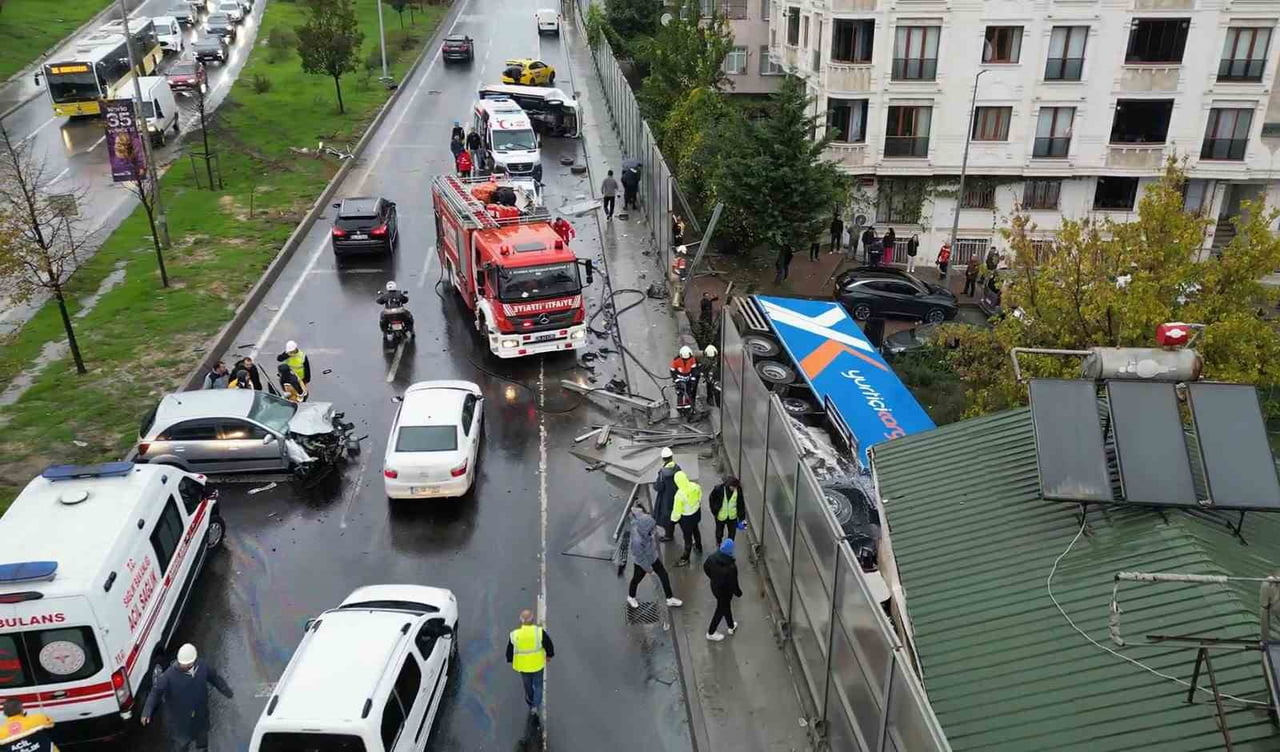 SULTANGAZİ'DE KARŞI ŞERİDE GEÇEN KARGO FİRMASI TIRI, ARAÇLARA ÇARPIP YAKLAŞIK 5 METREDEN BAHÇEYE...