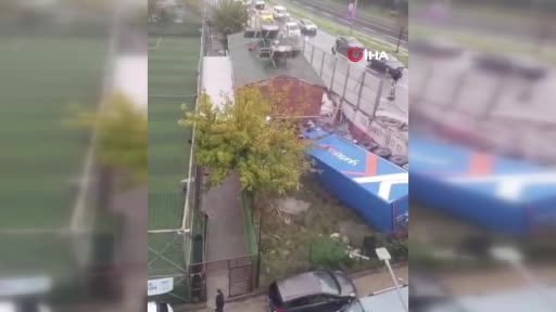 Sultangazi'de kontrolden çıkan tır, karşı şeride geçerek iki araca çarptı ardından yaklaşık 5...