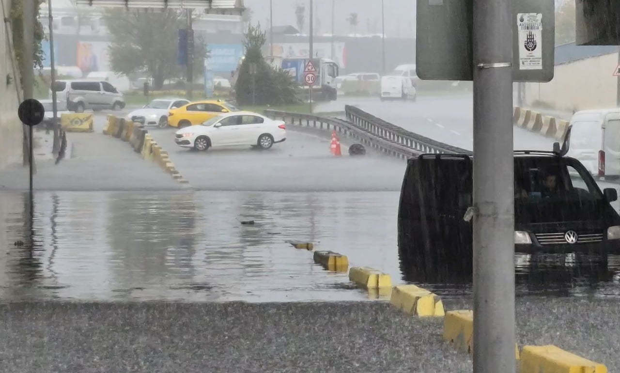 SULTANGAZİ’DE ALT GEÇİDİ SU BASTI. ALT GEÇİT  TRAFİĞE KAPANIRKEN, ARAÇLAR SU İÇİNDE MAHSUR...