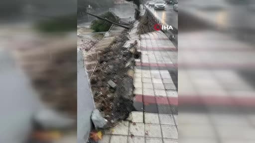 Sultangazi’de sağanak yağış nedeniyle okulun istinat duvarı çöktü