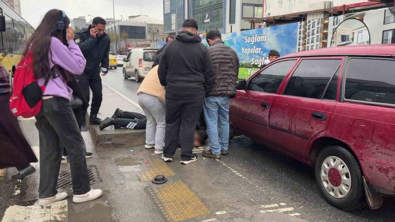 SULTANGAZİ İLÇESİNDE İETT OTOBÜSÜNDEN İNDİKTEN SONRA YAYA GEÇİDİNDEN YOLUN KARŞISINA GEÇMEK...