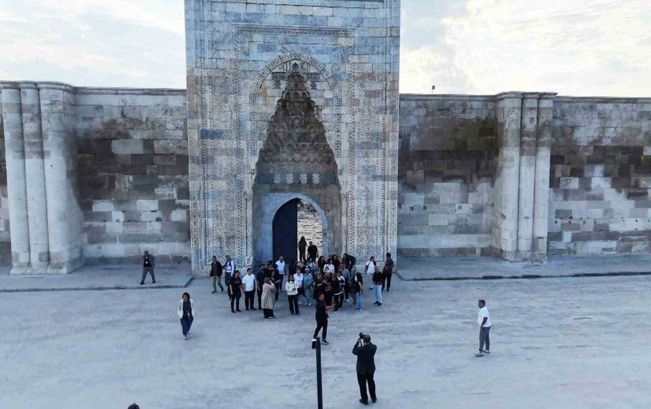 SULTANHANI KERVANSARAYI YERLİ VE YABANCI TURİSTLERİN İLGİ ODAĞI OLUYOR.
