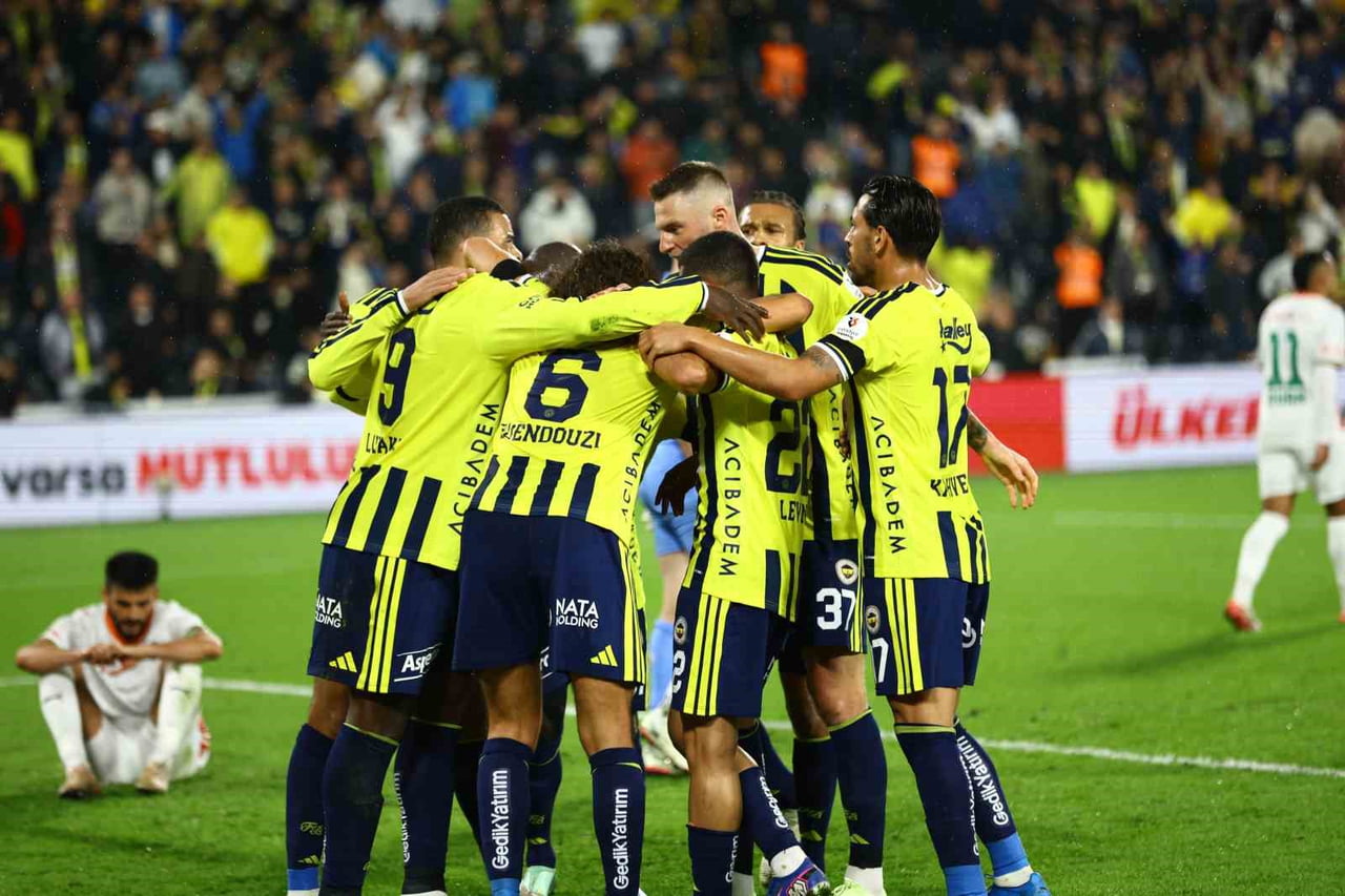 SÜPER LİG’DE CORENDON ALANYASPOR’U 3-0 MAĞLUP EDEN FENERBAHÇE, RAKİBİNE KARŞI 10 MAÇLIK...