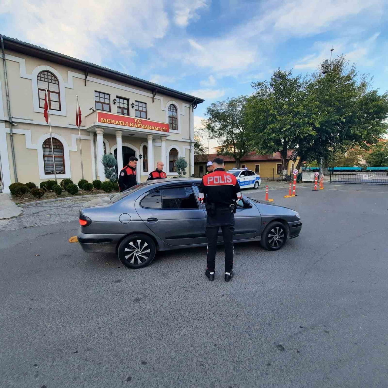 ŞÜPHELİ ARAÇLAR DURDURULARAK ARANDI.