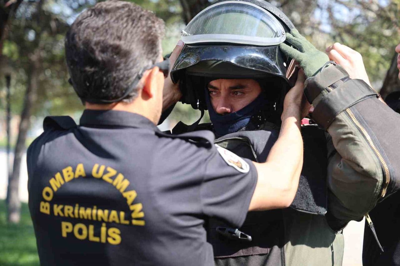 ŞÜPHELİ PAKET İHBARIYLA HAREKETE GEÇEN BOMBA UZMANLARI, ÖLÜMCÜL RİSK TAŞIYAN PATLAYICILARA YERLİ...