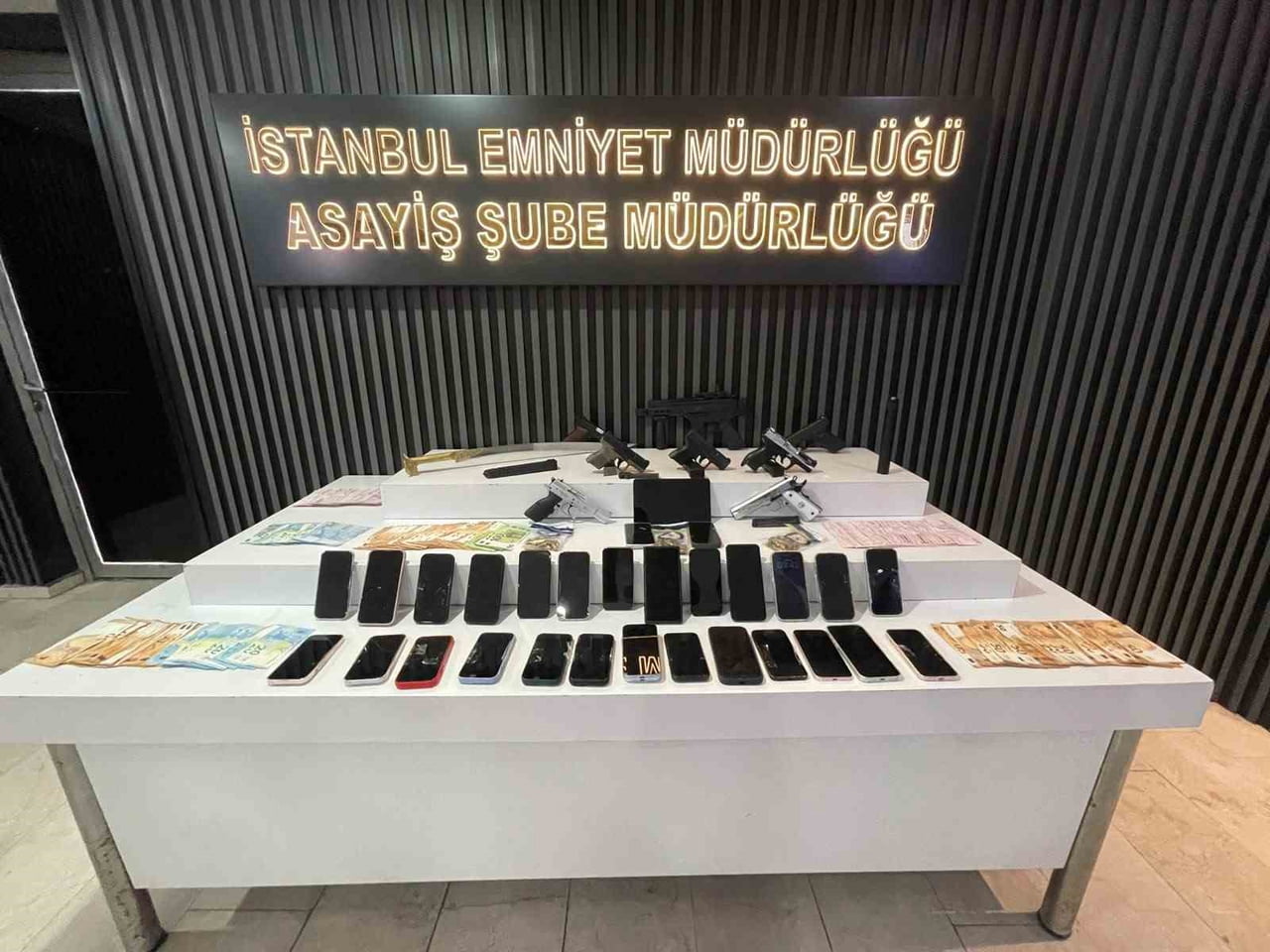 ŞÜPHELİLERİN İKAMETLERİNDE YAPILAN ARAMALARDA 6 ADET TABANCA, 1 ADET UZUN NAMLULU OTOMATİK SİLAH...