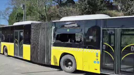 Sürücüsünün direksiyon hakimiyetini kaybettiği İETT otobüsü, yol kenarındaki duvara...