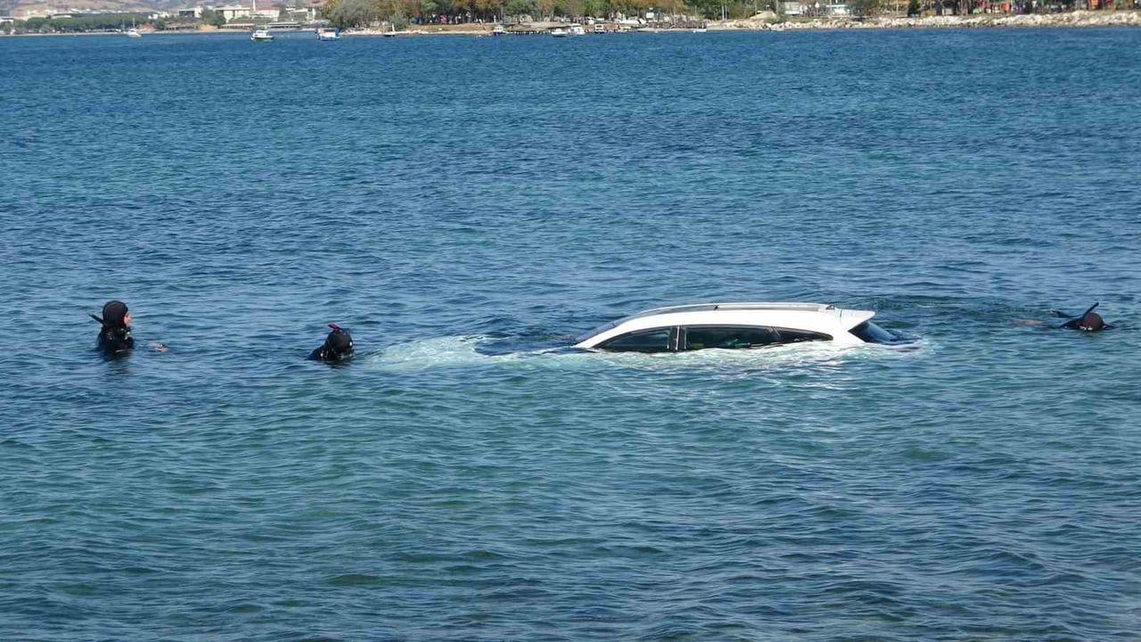 SÜRÜCÜSÜNÜN EL FRENİNİ ÇEKMEYİ UNUTARAK PARK ETTİĞİ OTOMOBİL KAYMAYA BAŞLADI. SÜRÜCÜ ARACIN...