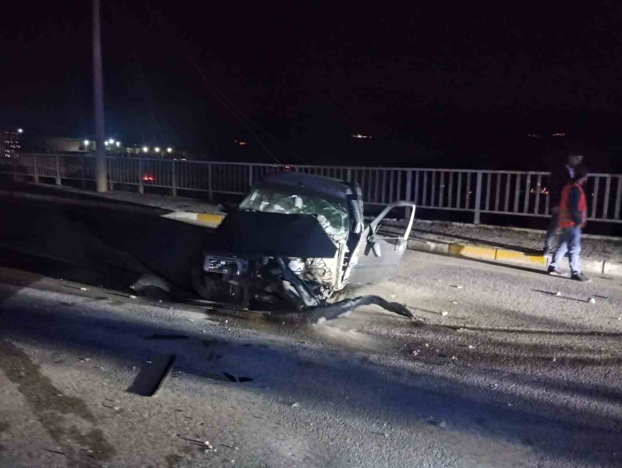 SUŞEHRİ İLÇESİNDE ELEKTRİK DİREĞİNE ÇARPAN OTOMOBİL SÜRÜCÜSÜ YARALANDI.