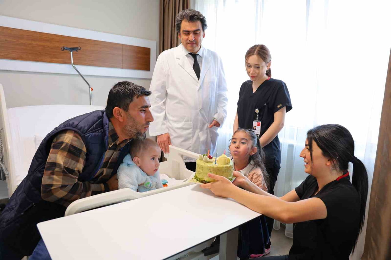 TABURCU EDİLEN MİNİK AHMET MUSA'NIN DOĞUM GÜNÜ DE HASTANEDE KUTLANDI. AHMET İÇİN HAZIRLANAN PASTA...