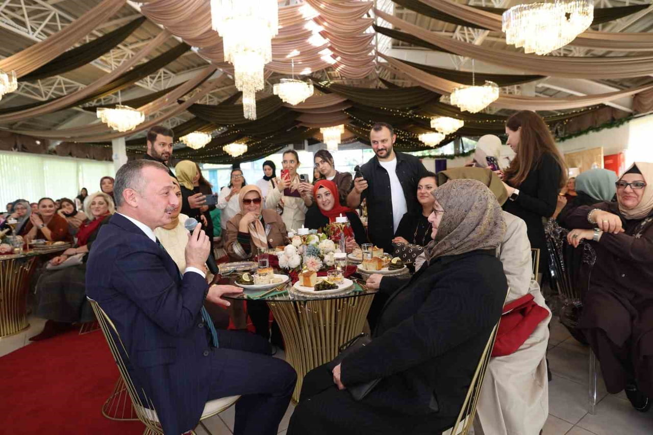 TAHİR BÜYÜKAKIN (SOLDA) İLE ANNESİ SEMRA BÜYÜKAKIN'IN (SAĞDA) DİYALAOĞU GÜLDÜRDÜ