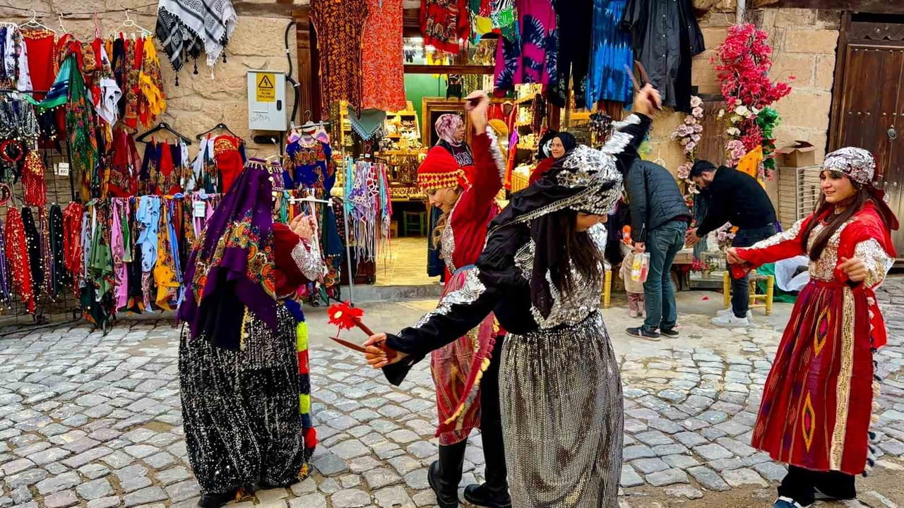 TARİHİ ATMOSFERDE YÖRESEL KIYAFETLERİ GİYİP ELLERİNE KAŞIKLARI ALAN ZİYARETÇİLER, ÇALINAN OYUN...