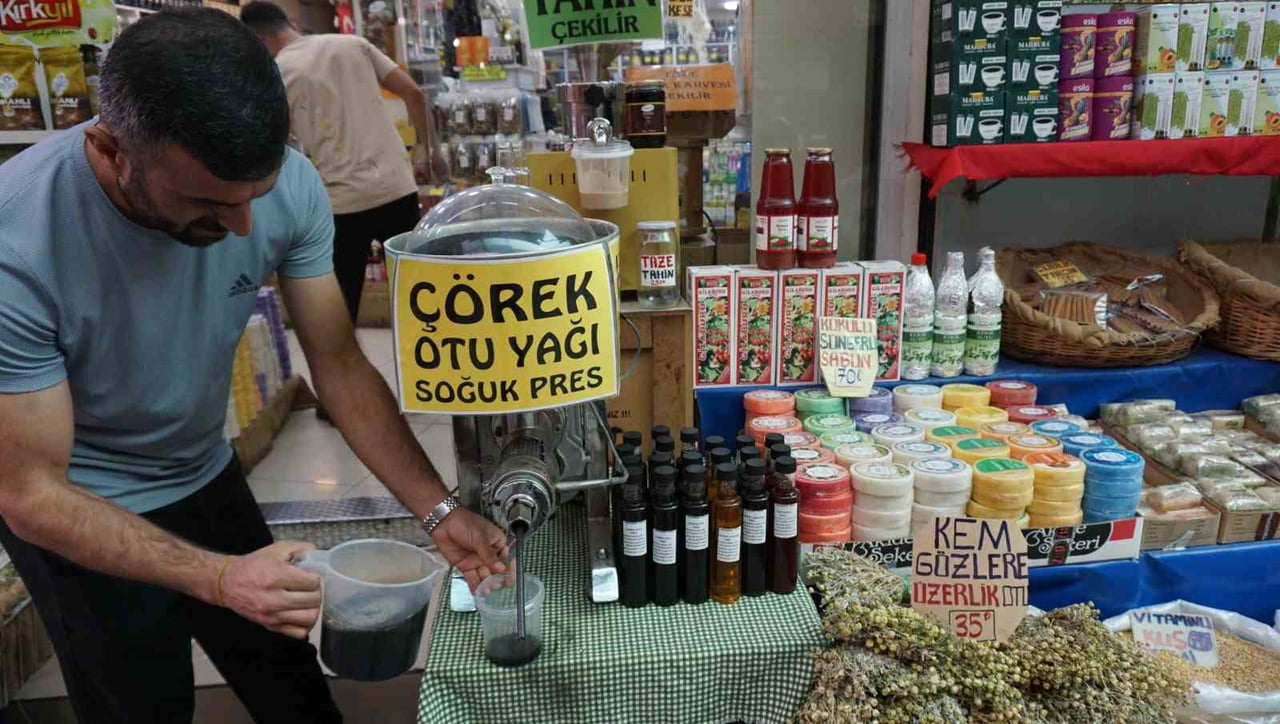 TARİHİ KEMERALTI ÇARŞISI ESNAFI MARUF UNÜS, HASTALIKLARDAN KORUNMAK İÇİN ÇÖREK OTU YAĞINI...