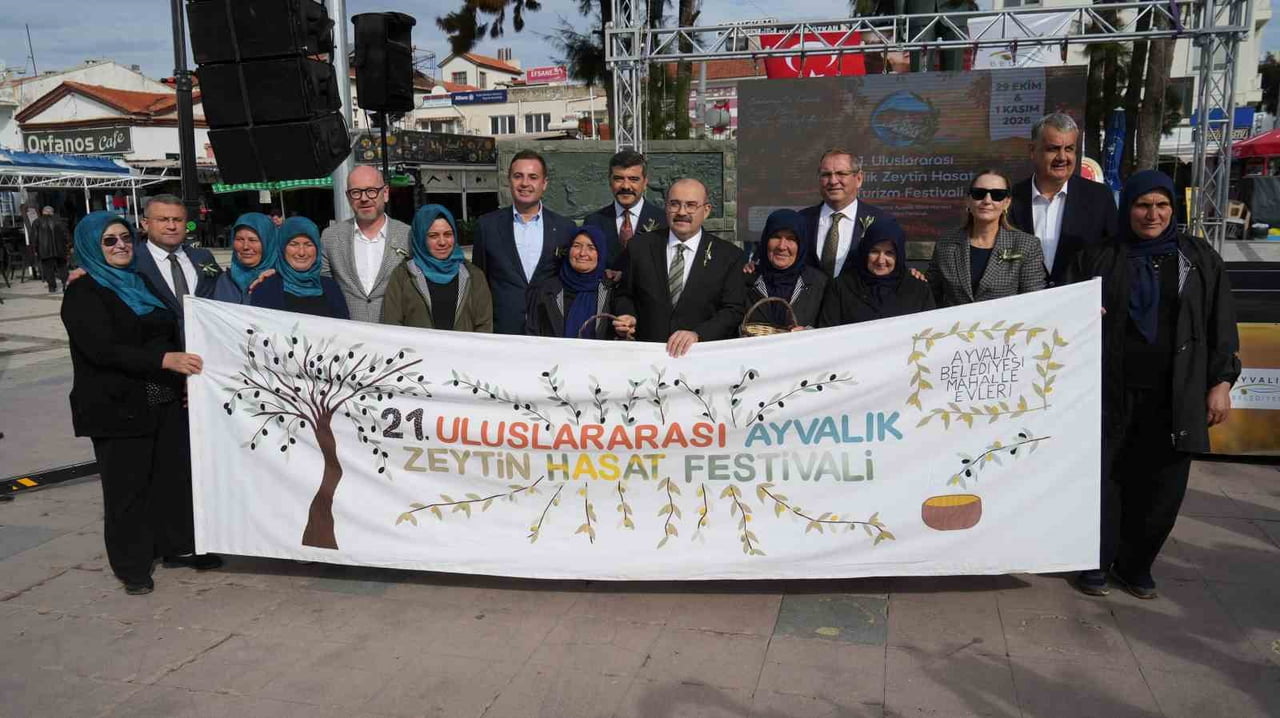 TARİHİ MACARON ÇARŞISI'NDAN CUMHURİYET MEYDANI'NA UZANAN KORTEJ YÜRÜYÜŞÜYLE BAŞLAYAN FESTİVALDE...