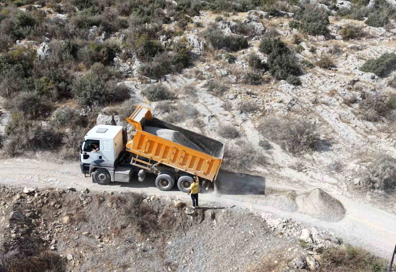 TARSUS BELEDİYESİ, KIRSAL MAHALLELERDE YOL ŞARTLARININ İYİLEŞTİRİLMESİ AMACIYLA ÇALIŞMALARINI...
