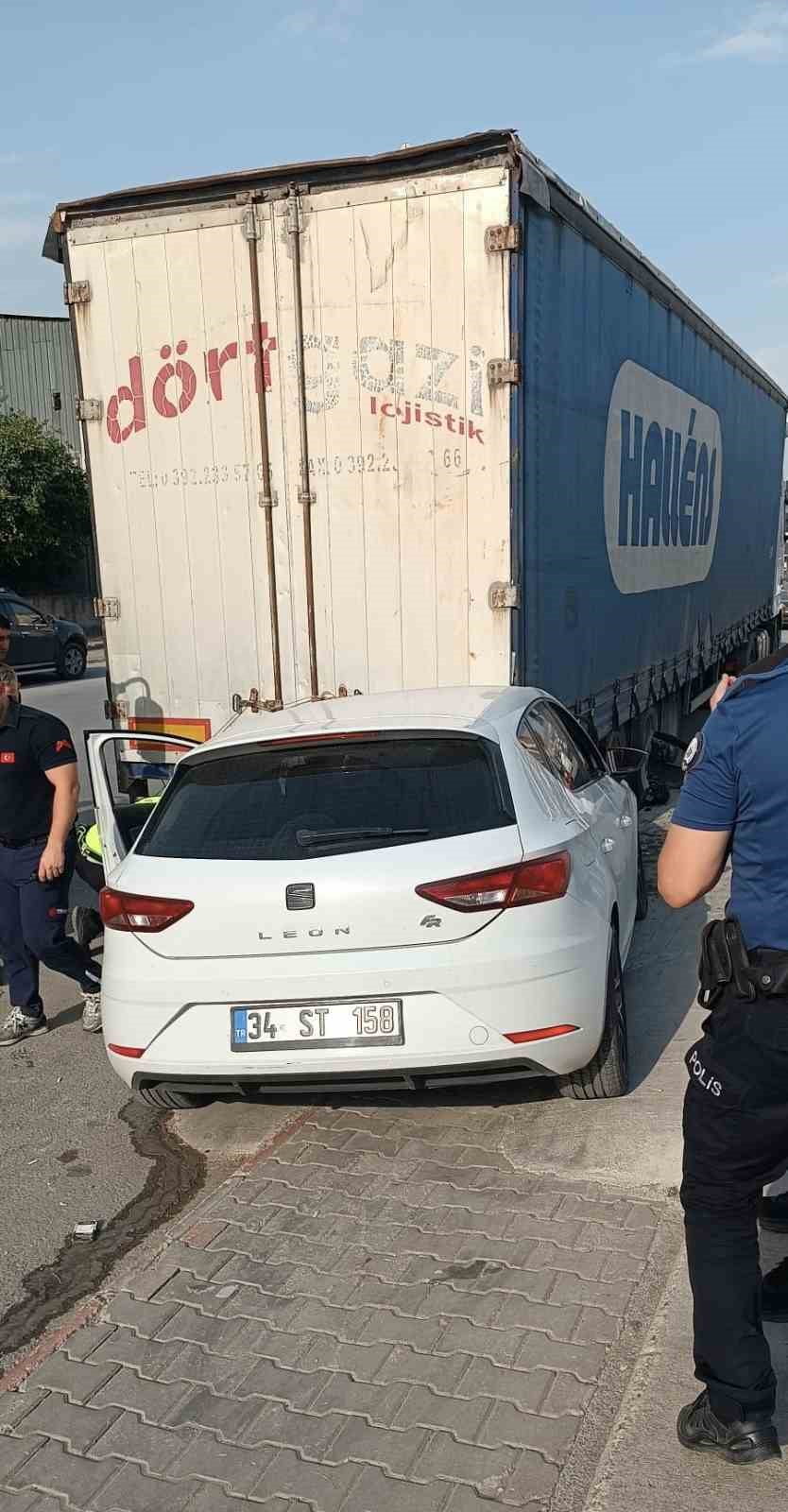 TARSUS İLÇESİNDE  PARK HALİNDEKİ TIRA ARKADAN ÇARPAN OTOMOBİLİN SÜRÜCÜSÜ ARAÇ İÇERİSİNDE SIKIŞARAK...