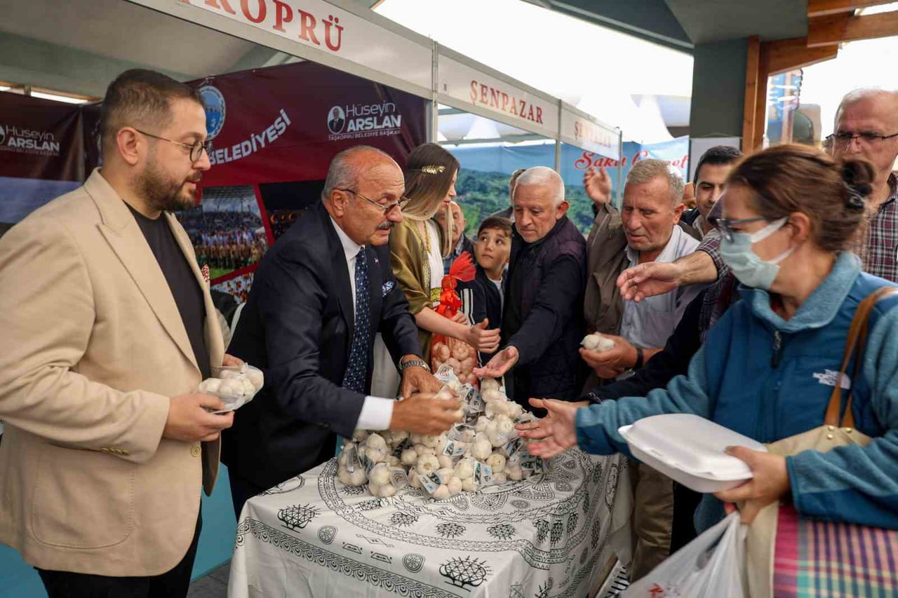 TAŞKÖPRÜ BELEDİYE BAŞKANI HÜSEYİN ARSLAN, ANKARA’DA DÜZENLENEN ETKİNLİKTE VATANDAŞLARA TAŞKÖPRÜ...