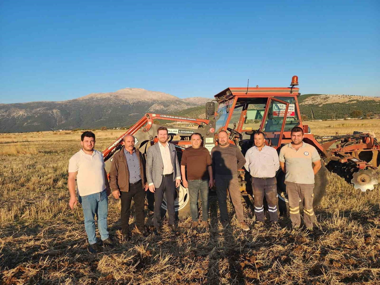TAVAS BELEDİYESİ, 480 DEKARLIK ÜRETİM ALANINDA, ÜRETİCİLERE DESTEK OLMAK AMACIYLA ARPA VE ÇÖREK...