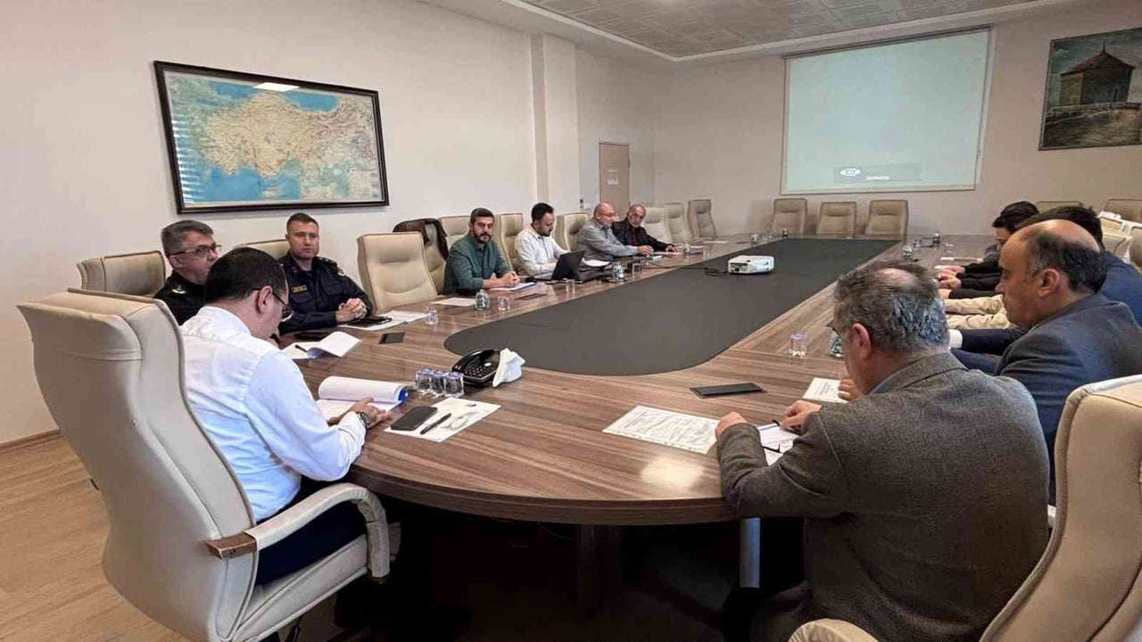 TAVŞANLI'DA LİGLER BAŞLARKEN İLÇE SPOR GÜVENLİK TOPLANTISI GERÇEKLEŞTİRİLDİ