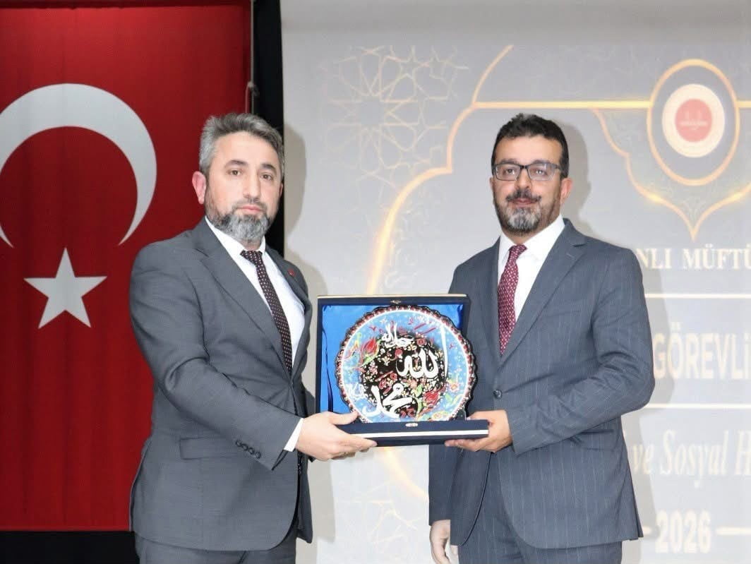 TAVŞANLI İLÇE MÜFTÜSÜ DR. REŞİT CEYLAN (SOLDA), KÜTAHYA İL MÜFTÜ VEKİLİ TAHSİN EKİM'E (SAĞDA)...