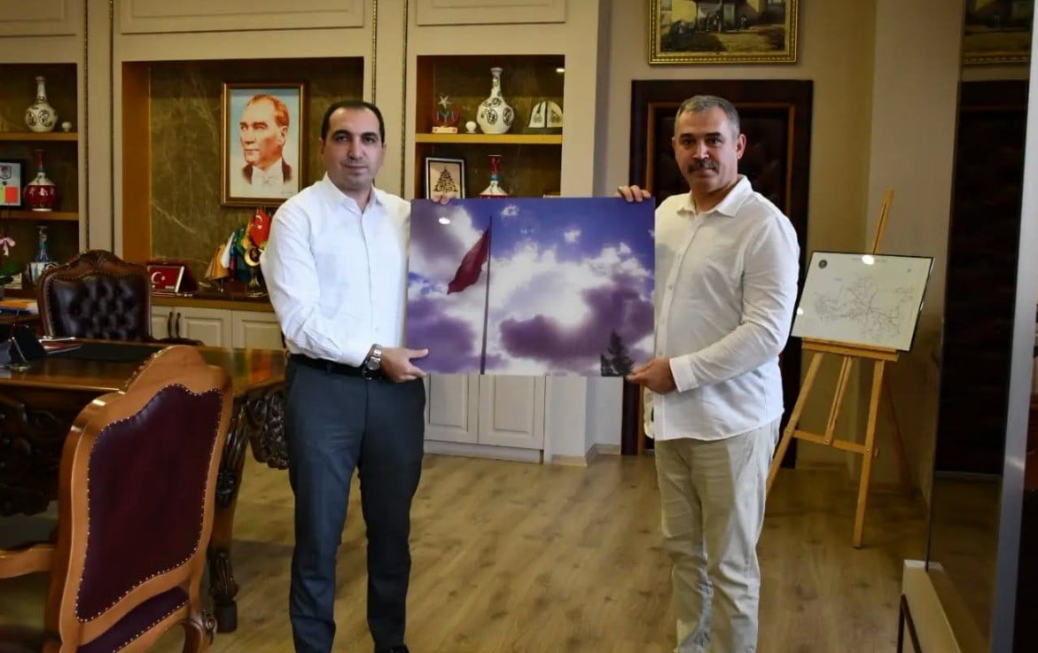 TAVŞANLI KAYMAKAMI ÖMER FARUK ÖZDEMİR'E RESİM TAKTİMİ