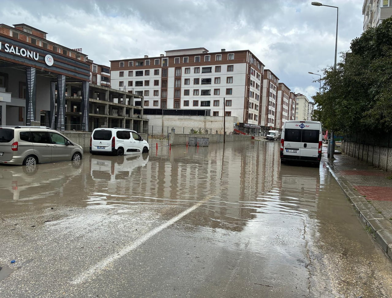TEKİRDAĞ'IN ÇERKEZKÖY İLÇESİNDE ÖĞLE SAATLERİNDE ETKİLİ OLAN SAĞANAK YAĞIŞ, GÜNLÜK YAŞAMI OLUMSUZ...