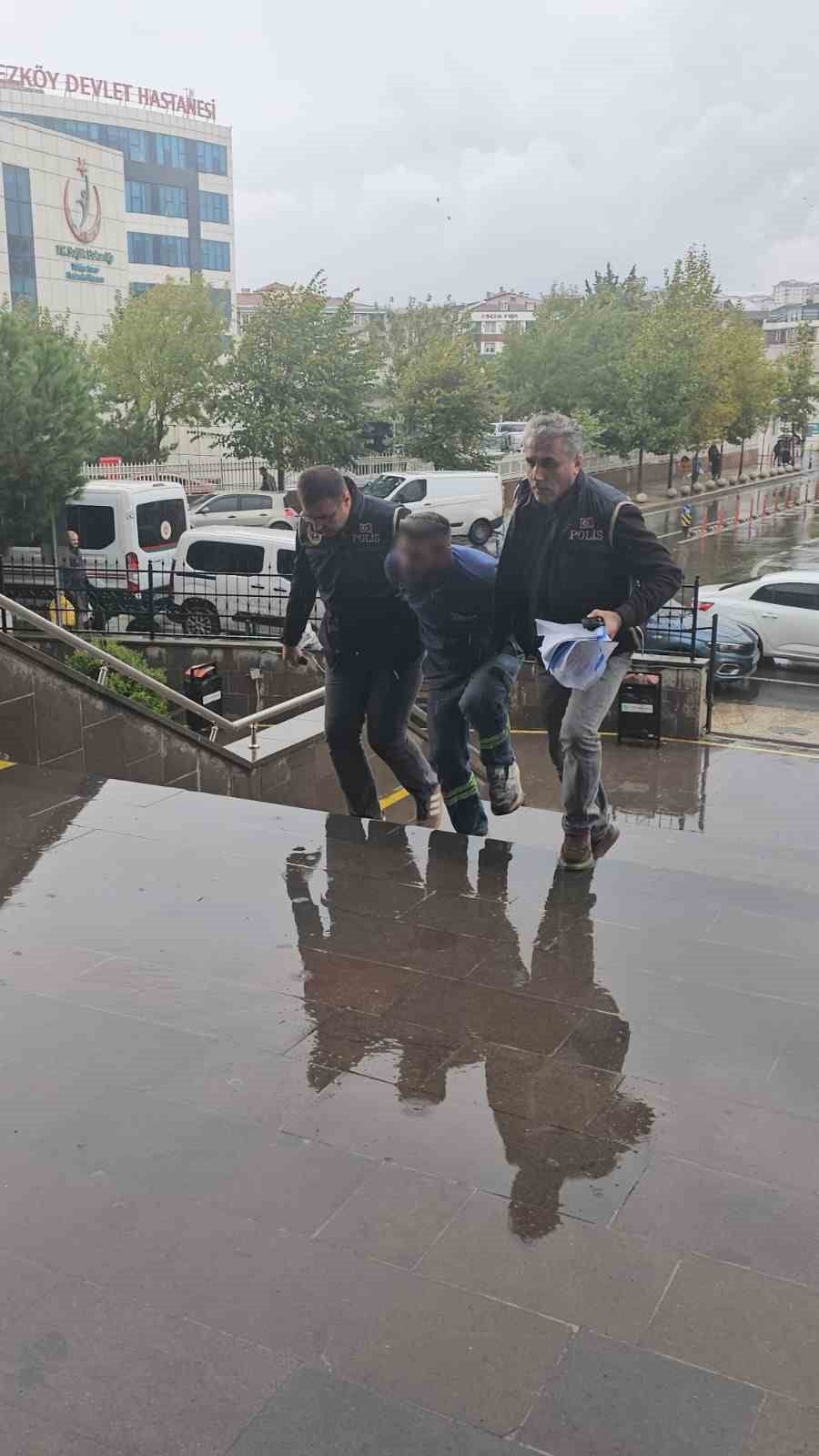 TEKİRDAĞ'IN ÇERKEZKÖY İLÇESİNDE TÜRK BAYRAKLARINI ÇÖPE ATAN, ARDINDAN ÇÖPTEN ÇIKARARAK "VATAN...