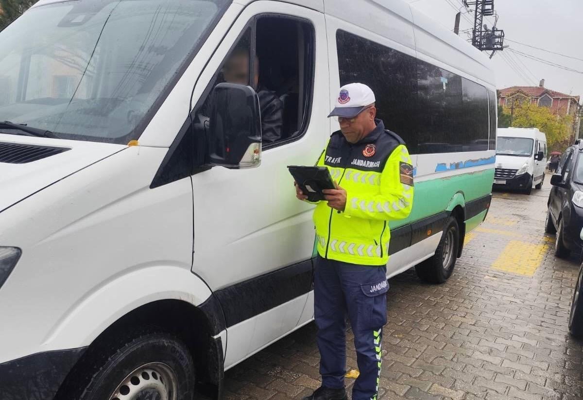 TEKİRDAĞ'IN HAYRABOLU İLÇESİNDE, TAŞIMALI EĞİTİM KAPSAMINDA HİZMET VEREN OKUL SERVİSLERİ, JANDARMA...