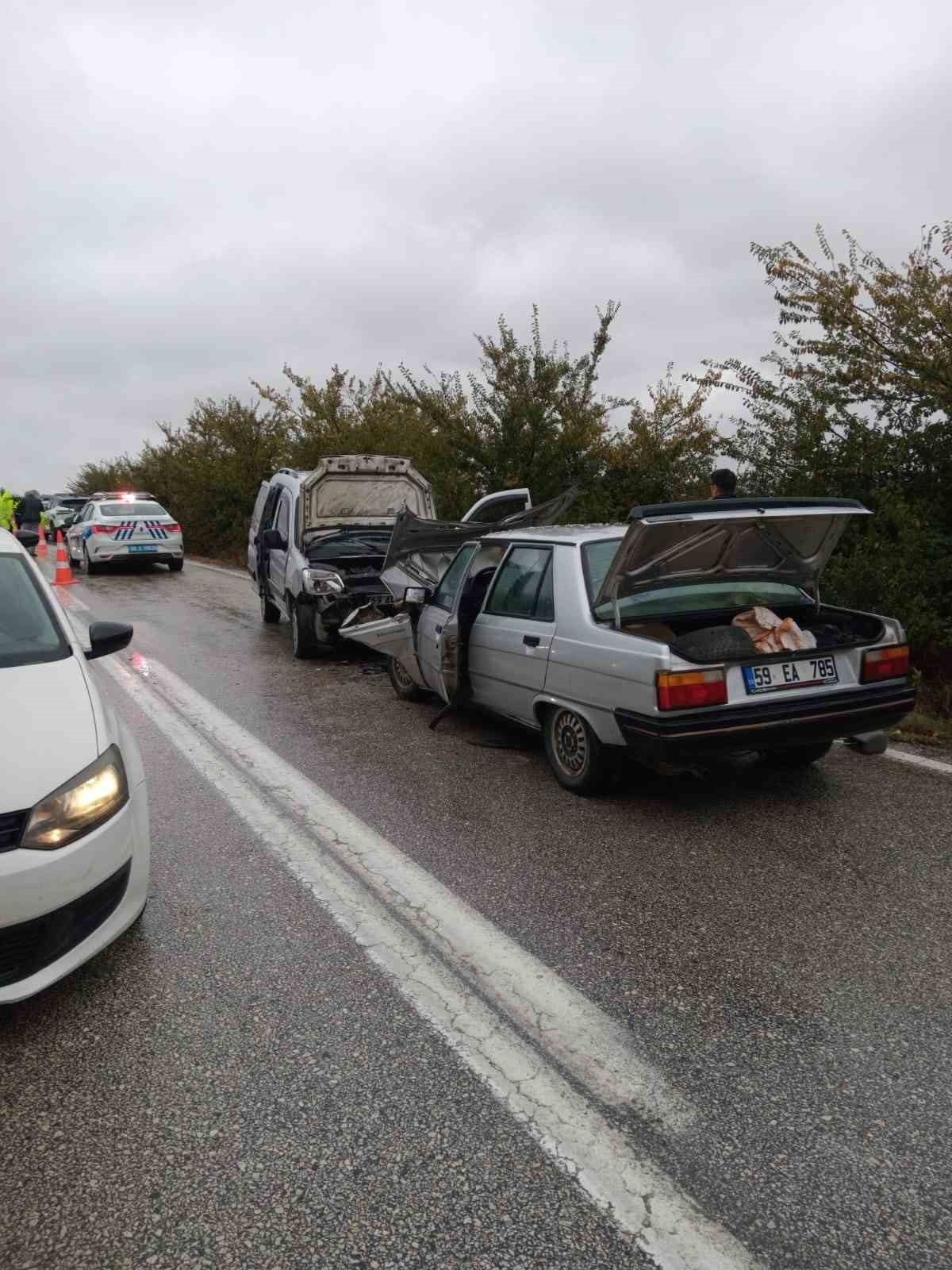 TEKİRDAĞ'IN ŞARKÖY İLÇESİNDE HAFİF TİCARİ ARAÇ İLE OTOMOBİLİN ÇARPIŞTIĞI KAZADA 2'Sİ ÇOCUK 7 KİŞİ...