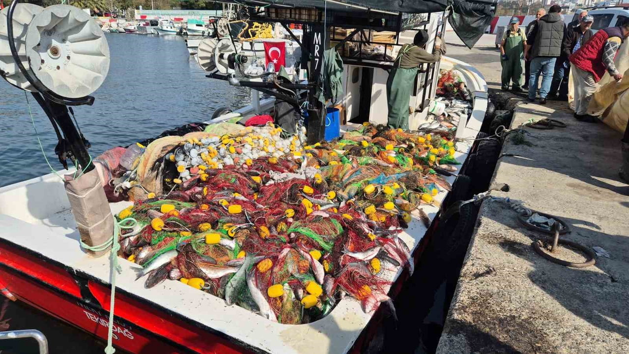 TEKİRDAĞ’IN SÜLEYMANPAŞA İLÇESİNDE MARMARA DENİZİ’NE AÇILAN BALIKÇILAR, YAKLAŞIK 1,5 TON KEFAL...