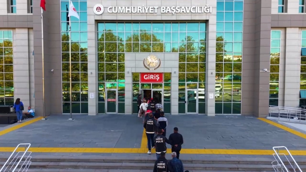 TEKİRDAĞ’IN SÜLEYMANPAŞA VE ÇORLU İLÇELERİNDE UYUŞTURUCU SATICILARINA YÖNELİK DÜZENLENEN EŞ...