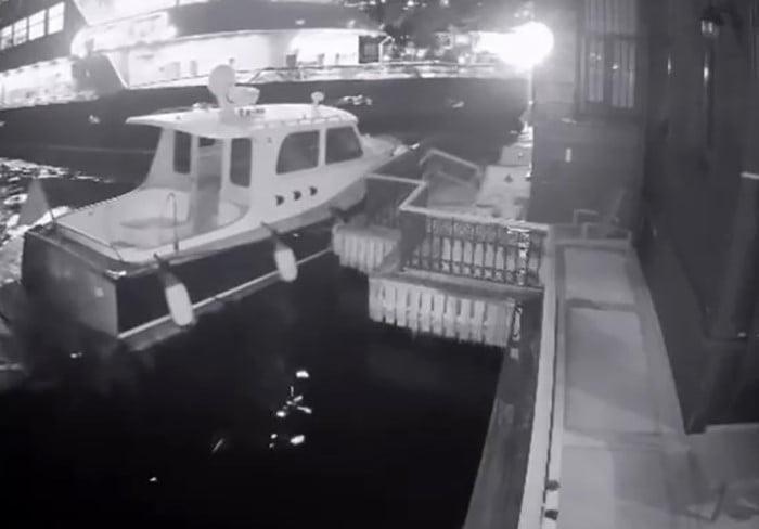 TEKNENİN ÖNCE YALI ÖNÜNDEKİ TEKNEYE, ARDINDAN YALININ BULUNDUĞU ALANA ÇARPTIĞI ANLAR KAMERAYA...