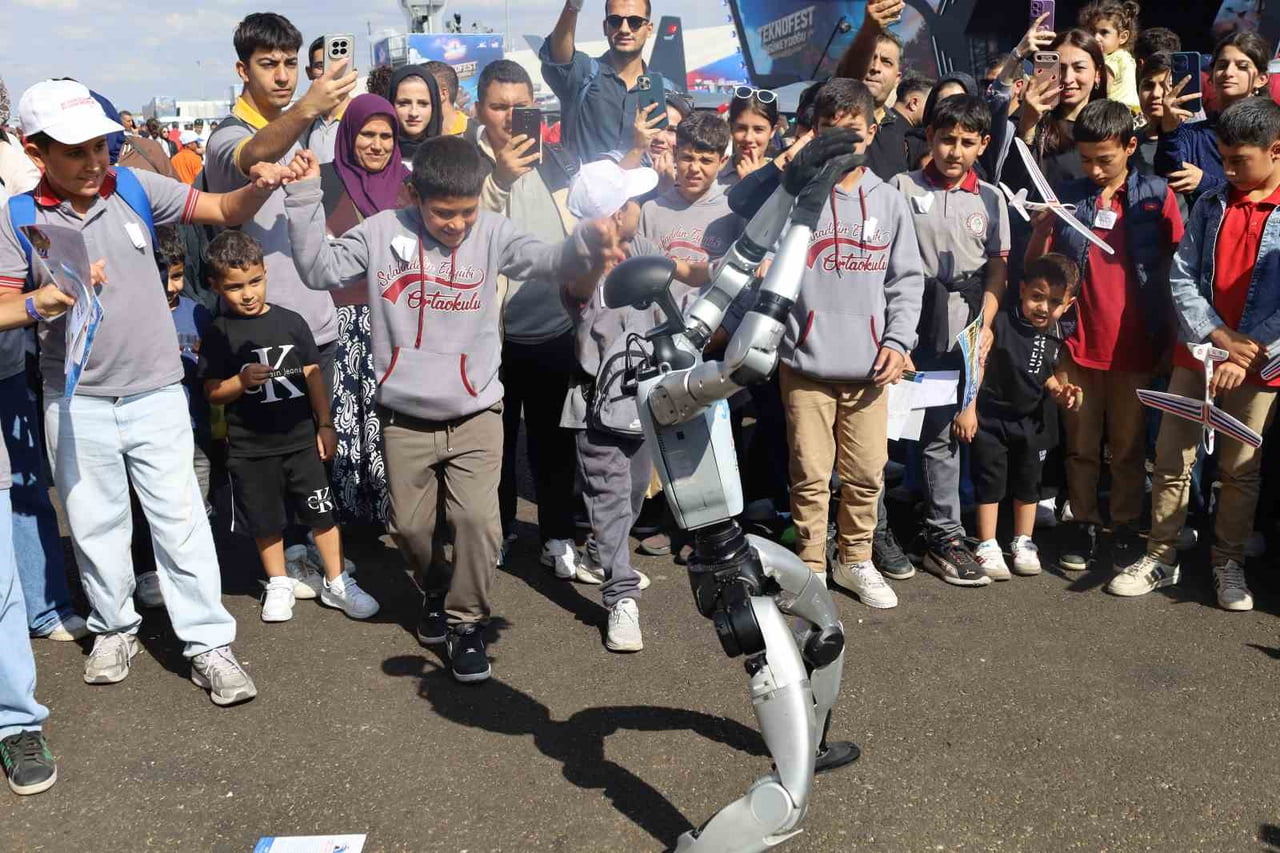 TEKNOFEST GÜNEYDOĞU FESTİVALİNDE TEKNOPARK İSTANBUL TARAFINDAN SERGİLENEN İNSANSI ROBOT...