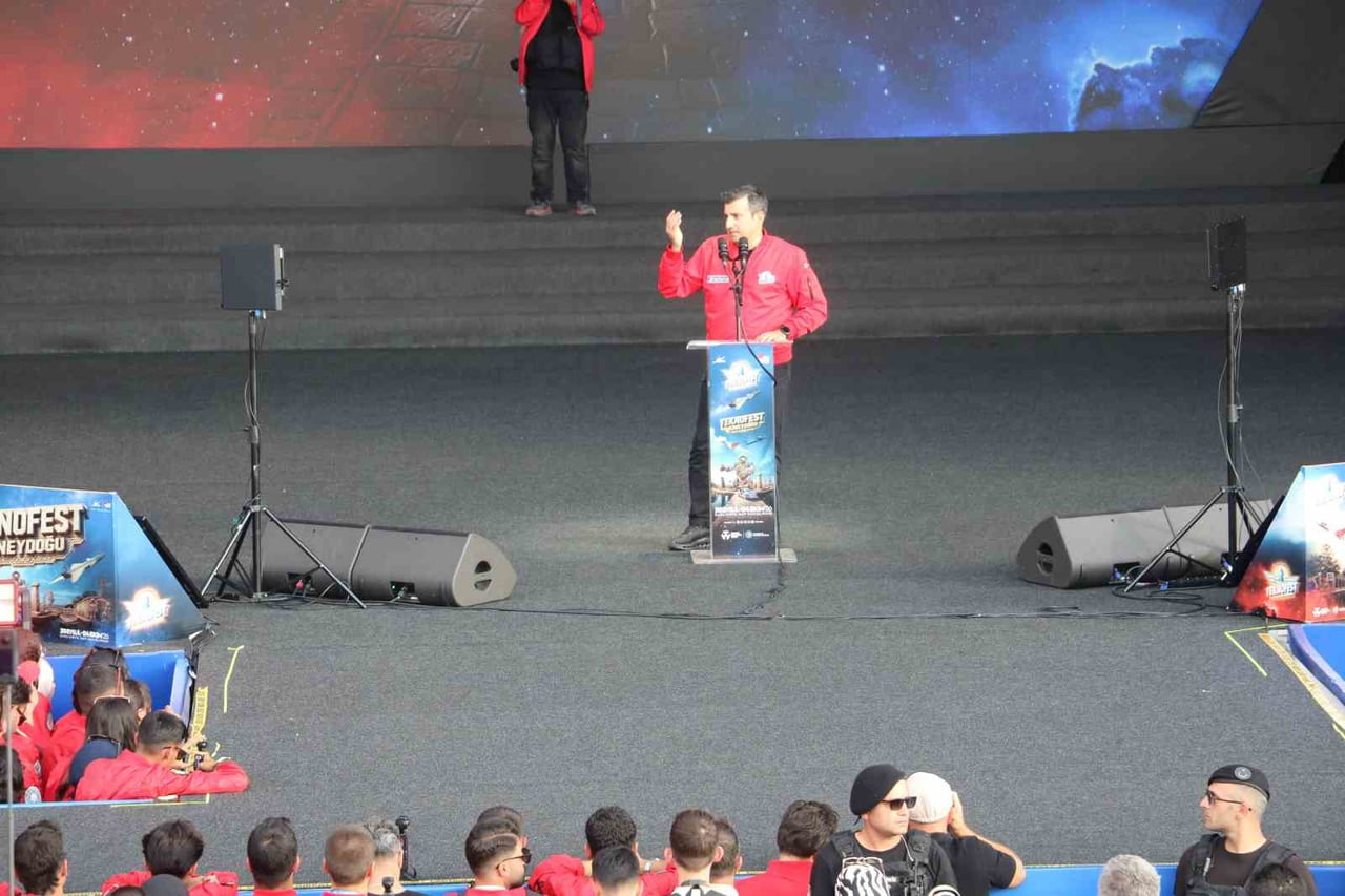 TEKNOFEST YÖNETİM KURULU BAŞKANI SELÇUK BAYRAKTAR, "BİZLER YALNIZCA TEKNOLOJİ ÜRETMİYOR...