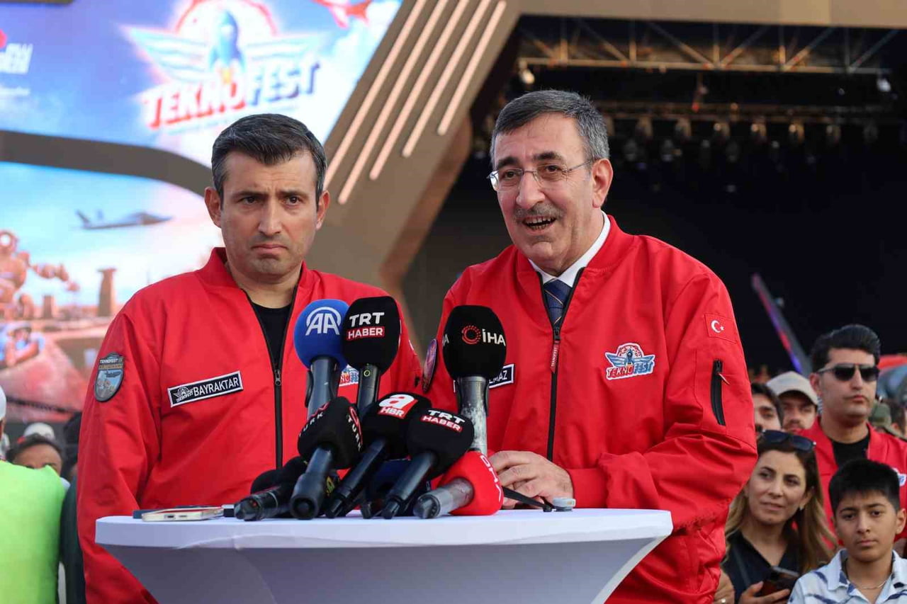 TEKNOFEST YÖNETİM KURULU BAŞKANI SELÇUK BAYRAKTAR VE CUMHURBAŞKANI YARDIMCISI YILMAZ