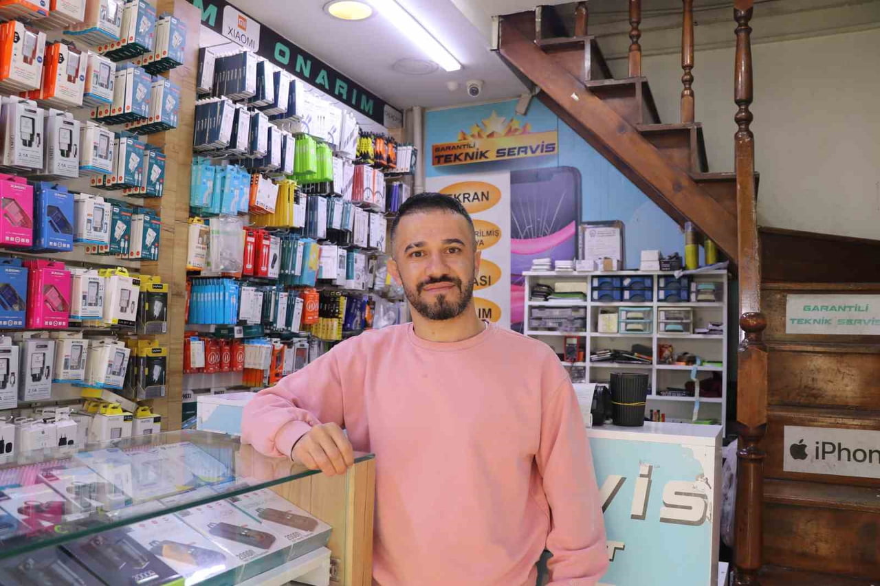 TELEFONCU KADİR DEVELİ,  "DOĞRU, DÜRÜST BİR ESNAF OLARAK BİZE YAKIŞMAZDI. BEN İLK BAŞTA ANLAMADIM...