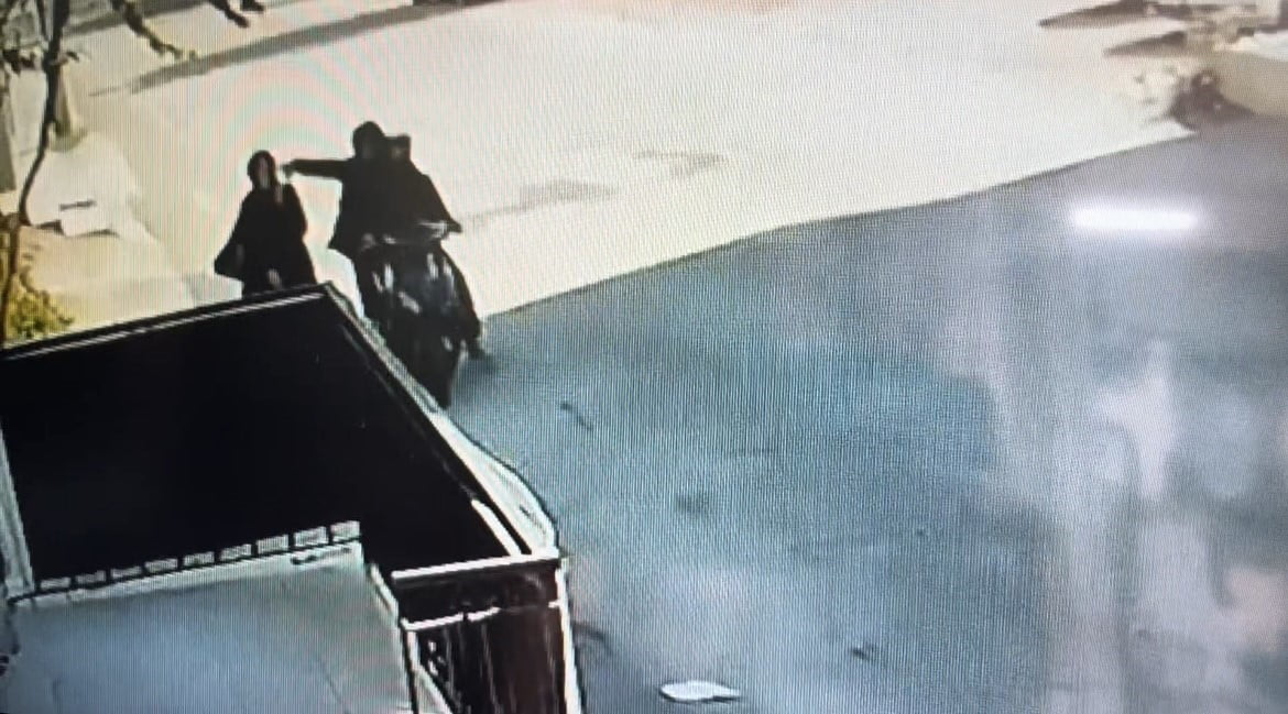 TELEFONLA KONUŞURKEN ÇALINTI MOTOSİKLETLE KAPKAÇA BÖYLE UĞRADI : O ANLAR KAMERADA