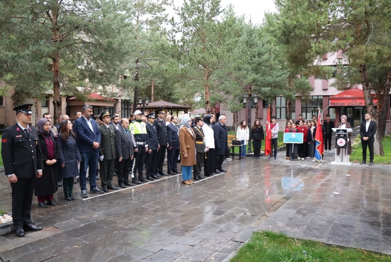TERCAN’DA CUMHURİYET BAYRAMI DOLAYISIYLA ÇELENK SUNMA TÖRENİ DÜZENLENDİ