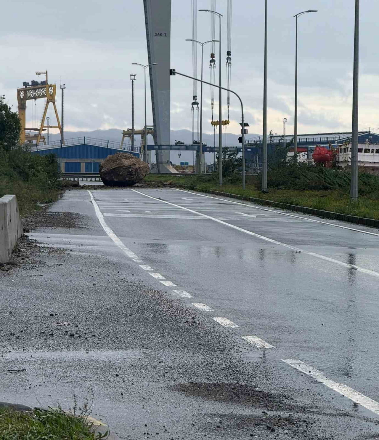 TERSANELER BÖLGESİNDE DAĞDAN KOPAN TONLARCA AĞIRLIĞINDAKİ DEV KAYA PARÇASI KARA YOLUNA...